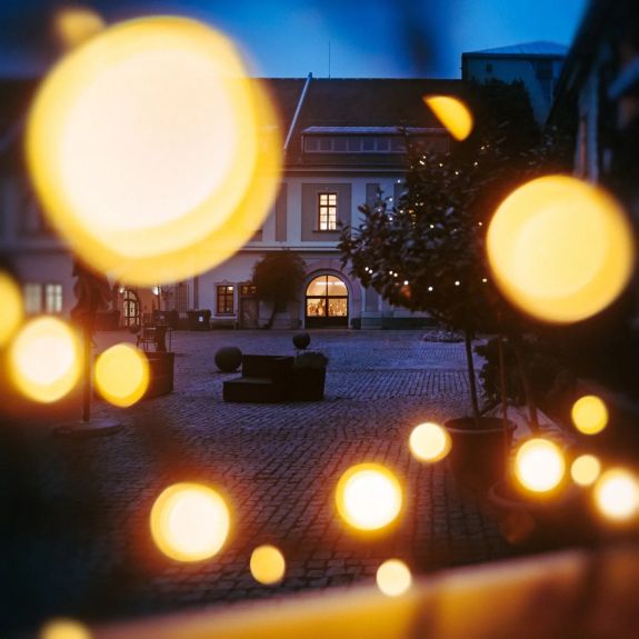 Z místa, odkud se běžně šíří jen světlo vzdělání, si teď můžete odnést i světlo z Betléma. 🕯️

Skautskou lampičku s plamínkem odebraným z věčného ohně, který hoří v jeskyni pod bazilikou Narození Páně v Betlémě v centrální části Palestiny, najdete na biblioboxu v průchodu naproti vrátnici Zbrojnice. Připálit vlastní svíčku si tu můžete až do příštího úterý odpoledne.

#univerzitnimesto