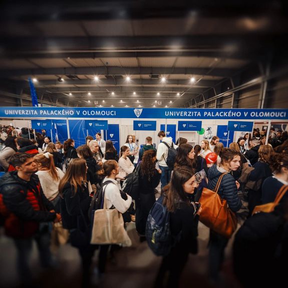 Kam na rozumy o studiu v Olomouci z první ruky? Ještě dnes a zítra do Prahy!

Stačí skočit na metro, dojet na konečnou do Letňan a pak se vydat na výstaviště PVA EXPO, kde se koná pražská štace největšího vysokoškolského veletrhu Gaudeamus. Tam už se vás na krásném modrém stánku chopí naši studentští ambasadoři a prozradí vám všechno, co nejen  přijímačkám potřebujete vědět.

Nebo se vykašlete na metro, Letňany i Gaudeamus a udělejte si výlet přímo do Olomouce na náš Den otevřených dveří. 🤲 Už tuto sobotu 24. ledna!

Bližší info na webu univerzitnimesto.cz – link v biu. ☝️

#univerzitnimesto