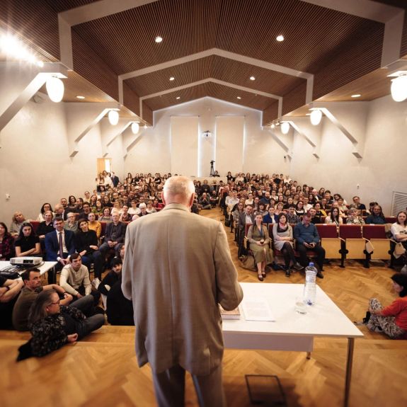 Olomoucké sály v tyto dny plní hlavně AFO – ale nejen to.

Na pozvání Britského centra @knihovnaupol dnes na anglistice @ff_upol přednáší profesor Martin Hilský, známý jako přední český shakespearolog. Tentokrát nikoliv o Shakespeareovi, ale o Ztraceném ráji, Johnu Miltonovi a jeho době.

Dokazujíce, že velké myšlenky mohou zaplnit i velkou aulu fildy tak, že se sedí i na zemi. A že velká slova nepotřebují vizuální efekty.

Právě teď!

#univerzitnimesto
